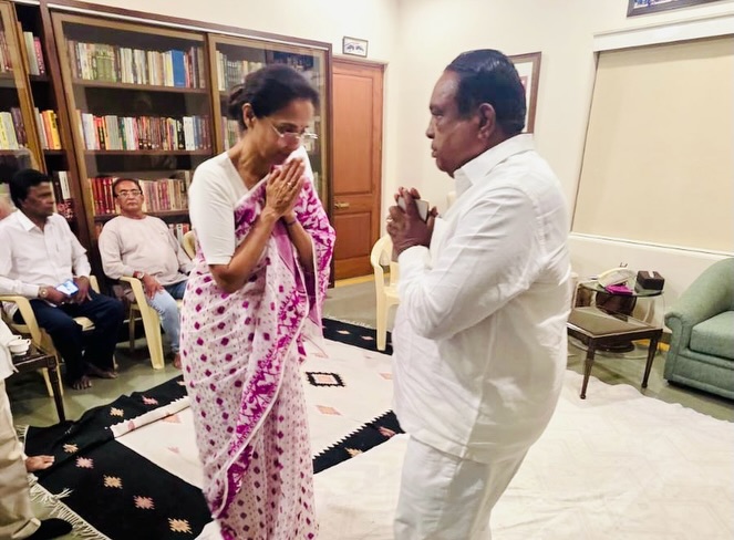 Citizen grievance interaction between MP Wakchaure and local resident