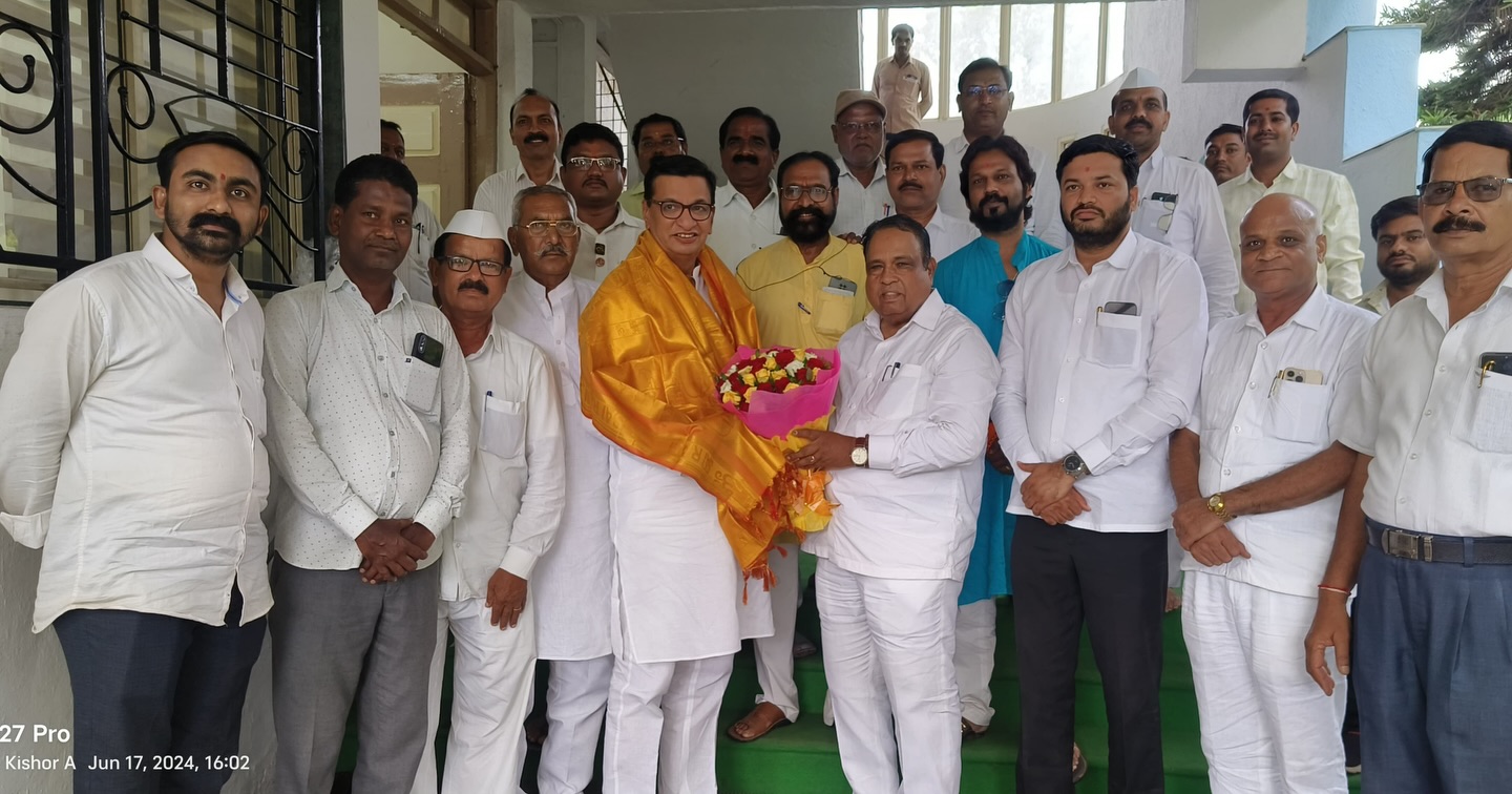 Community leaders honoring MP Wakchaure at felicitation event